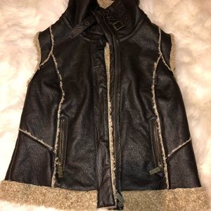 NWOT TOMMY HILFIGER SHEARLING VEST 👌